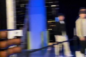 氛围不错！火箭险胜勇士之后 全队在更衣室外拉伸顺便练核心